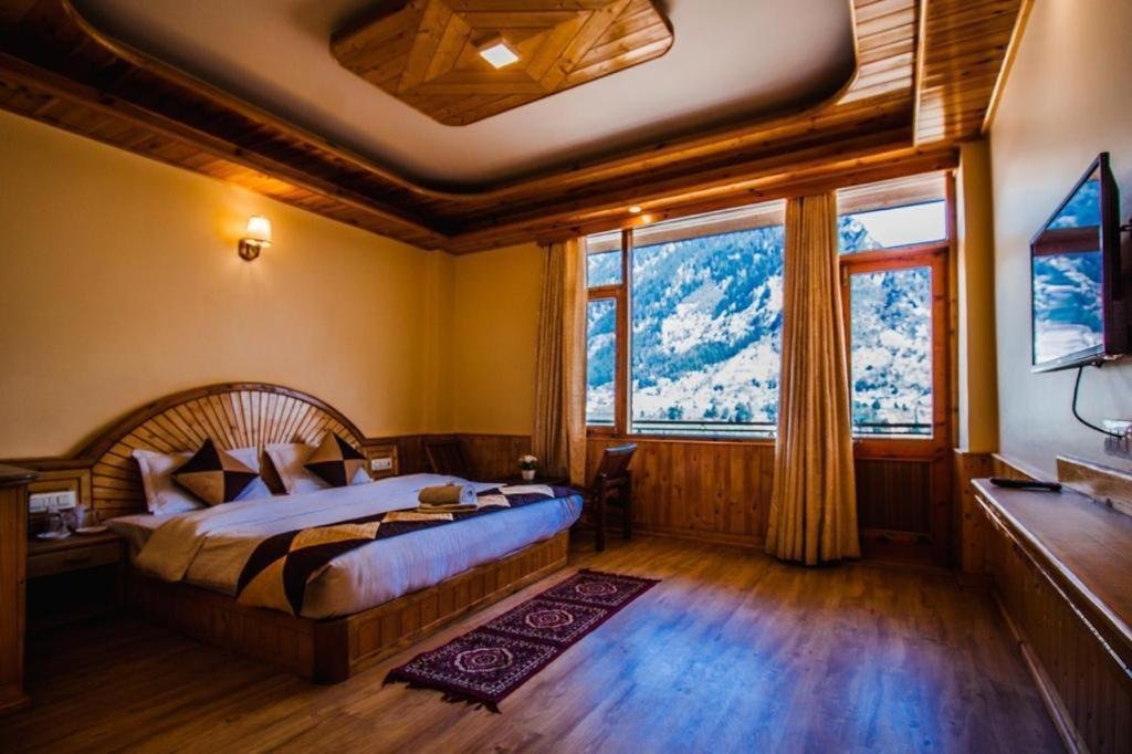 Manali Mountain Lodge
